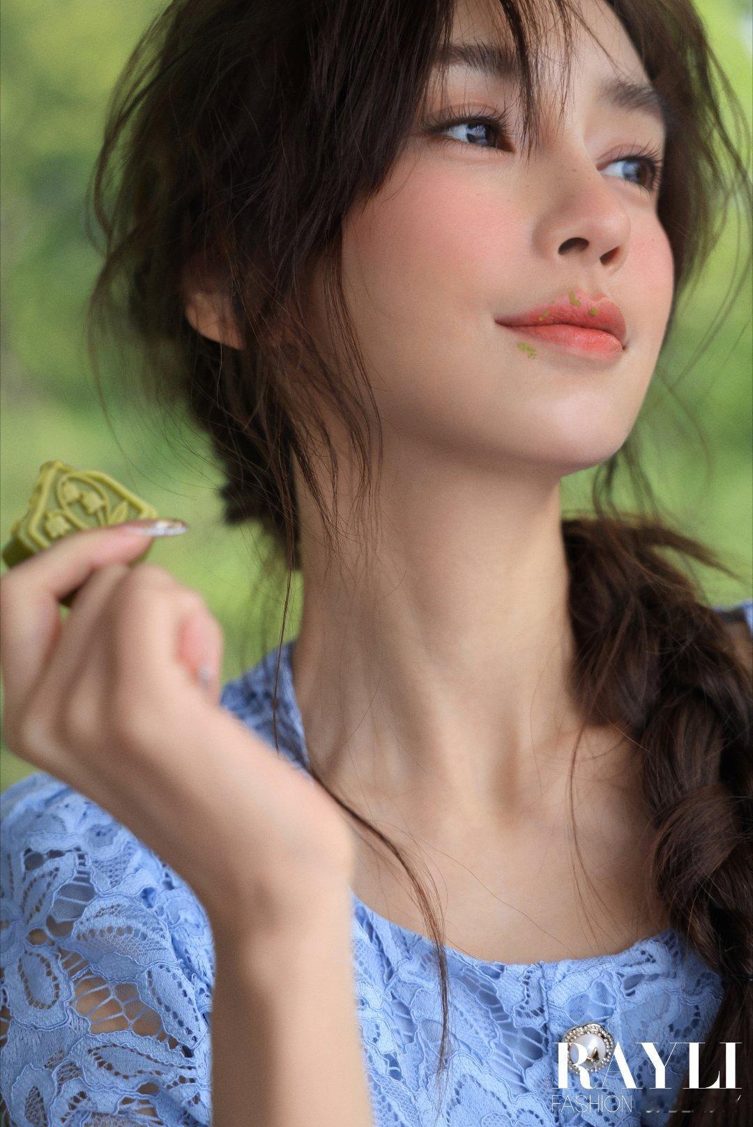Angelababy点黛落樱大片Angelababy瑞丽封面烟波画船，雨落江南。