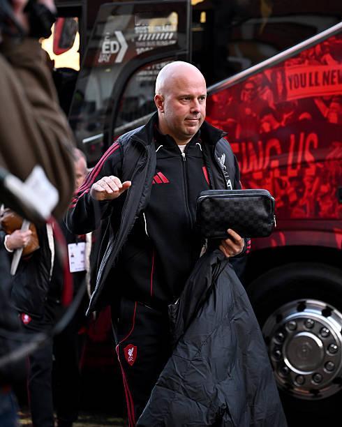 似乎富勒姆本赛季首次踢三后卫：Leno, Castagne, Cuenca, A