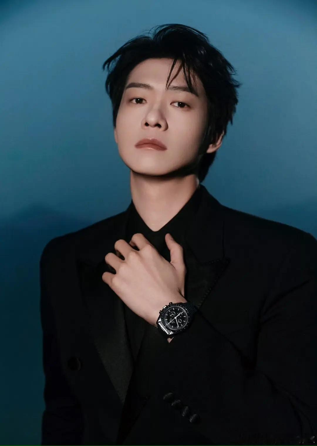 刷到魏大勋的OMEGA空降官宣图拍的好有质感，又是魏大勋的统治区 