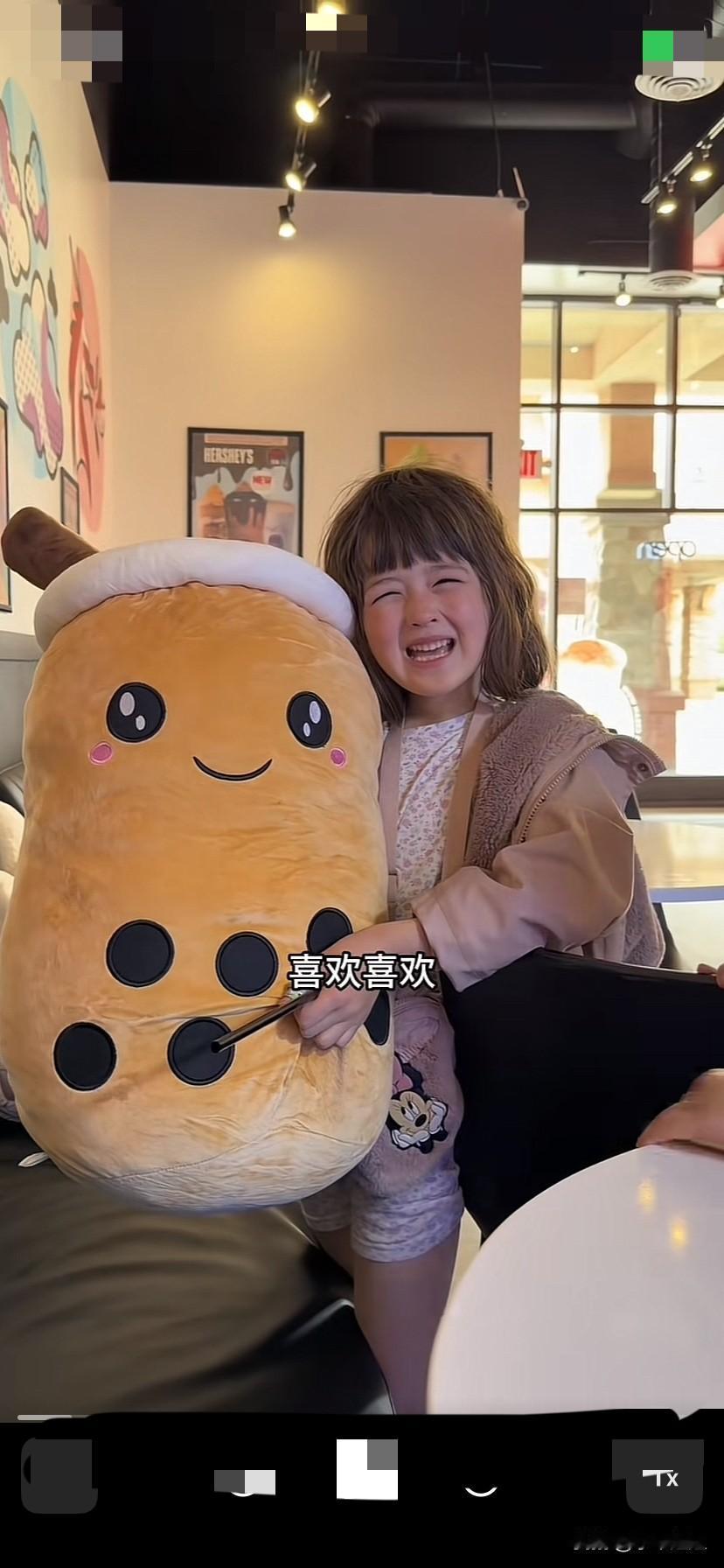 小黄家的两个孩子，女儿君君，儿子凯文，
长相越来越像外婆了！尤其是笑起来，两道弯