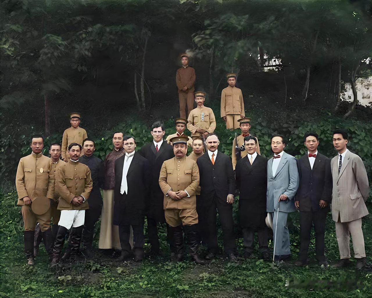 此照片定格于1912年4月，彼时黎元洪在武昌私人讲学会落下帷幕之后，与一众人士共