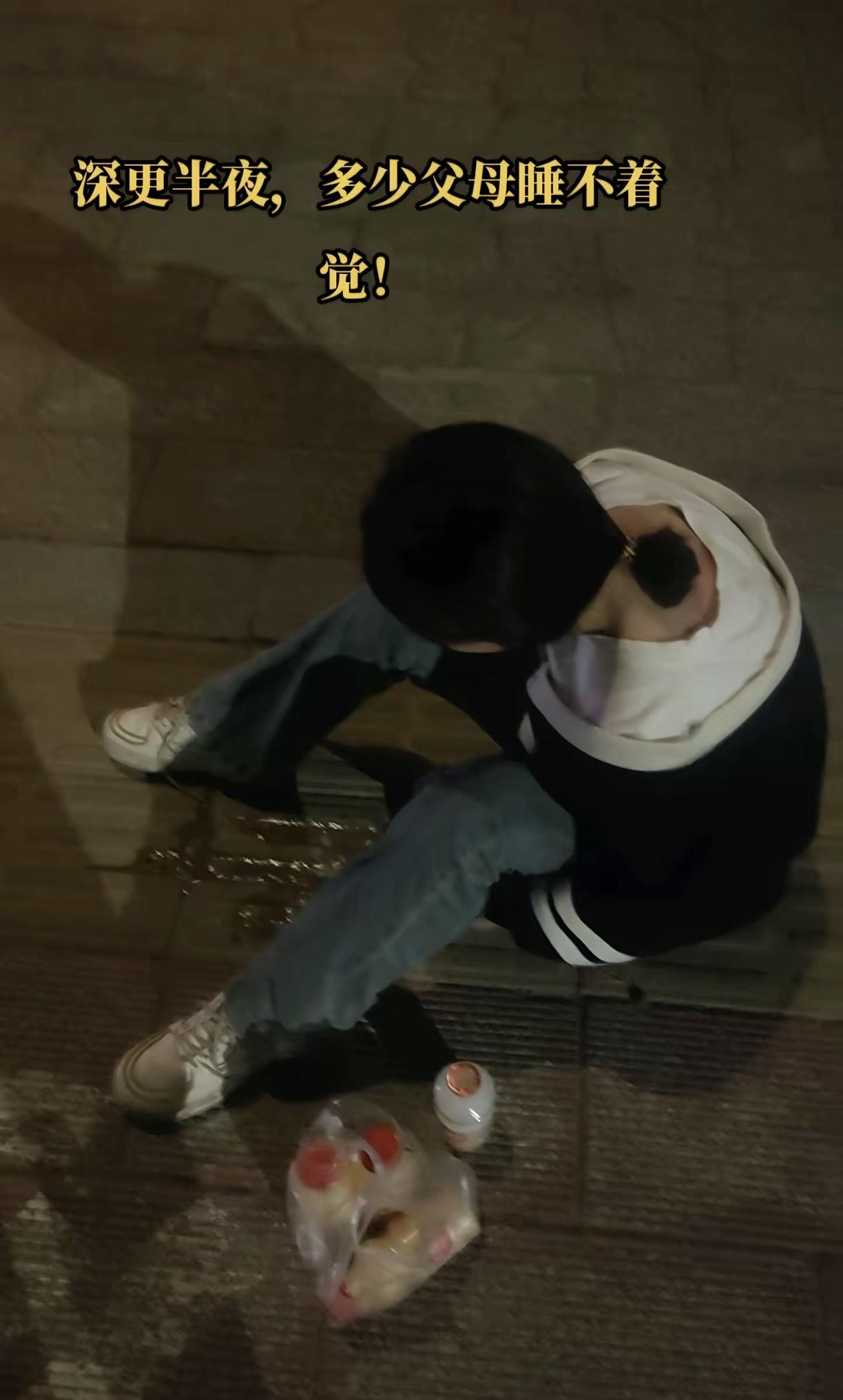 才14岁！一个初三的小姑娘。

本该在学校读书的年纪，却在KTV喝得烂醉如泥，被