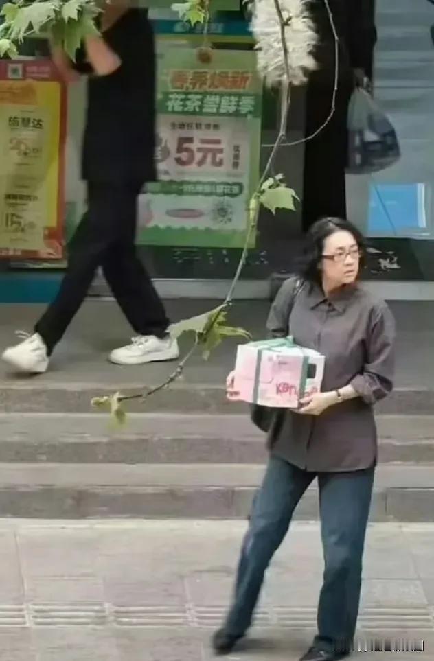 近日，章子怡拍参拍曹保平导演新作《寻子遗迹》，拍摄现场她衣着灰忖衣加牛仔裤，不修