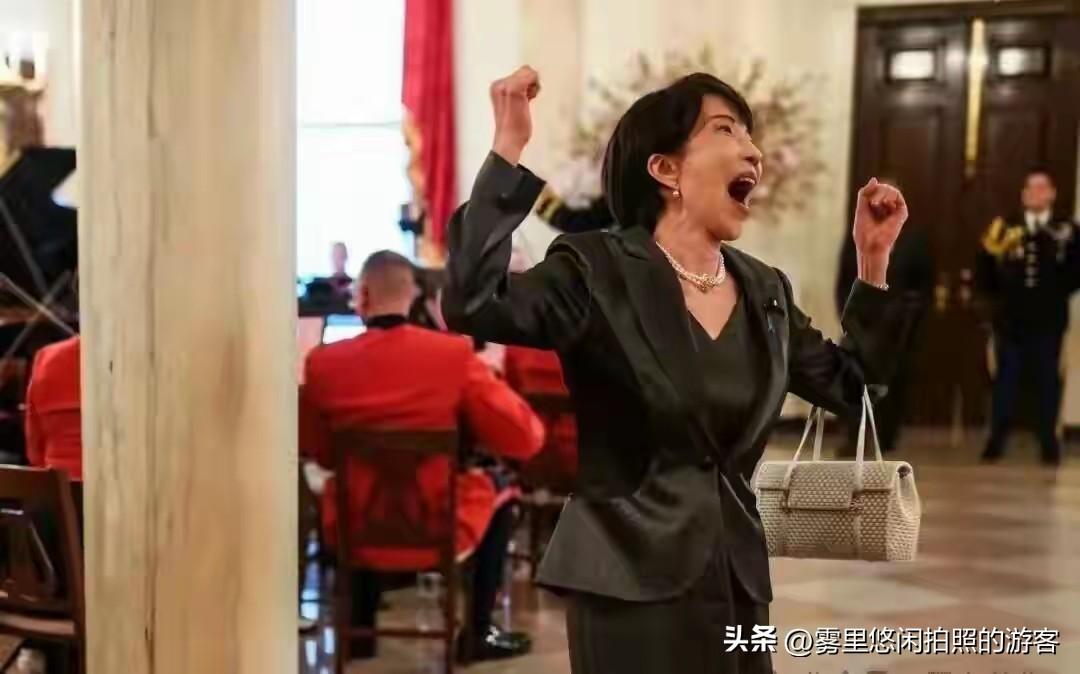 高市早苗在白宫的会晤，向全世界做出示范，什么叫「屈辱式外交」。

整场会晤没有半