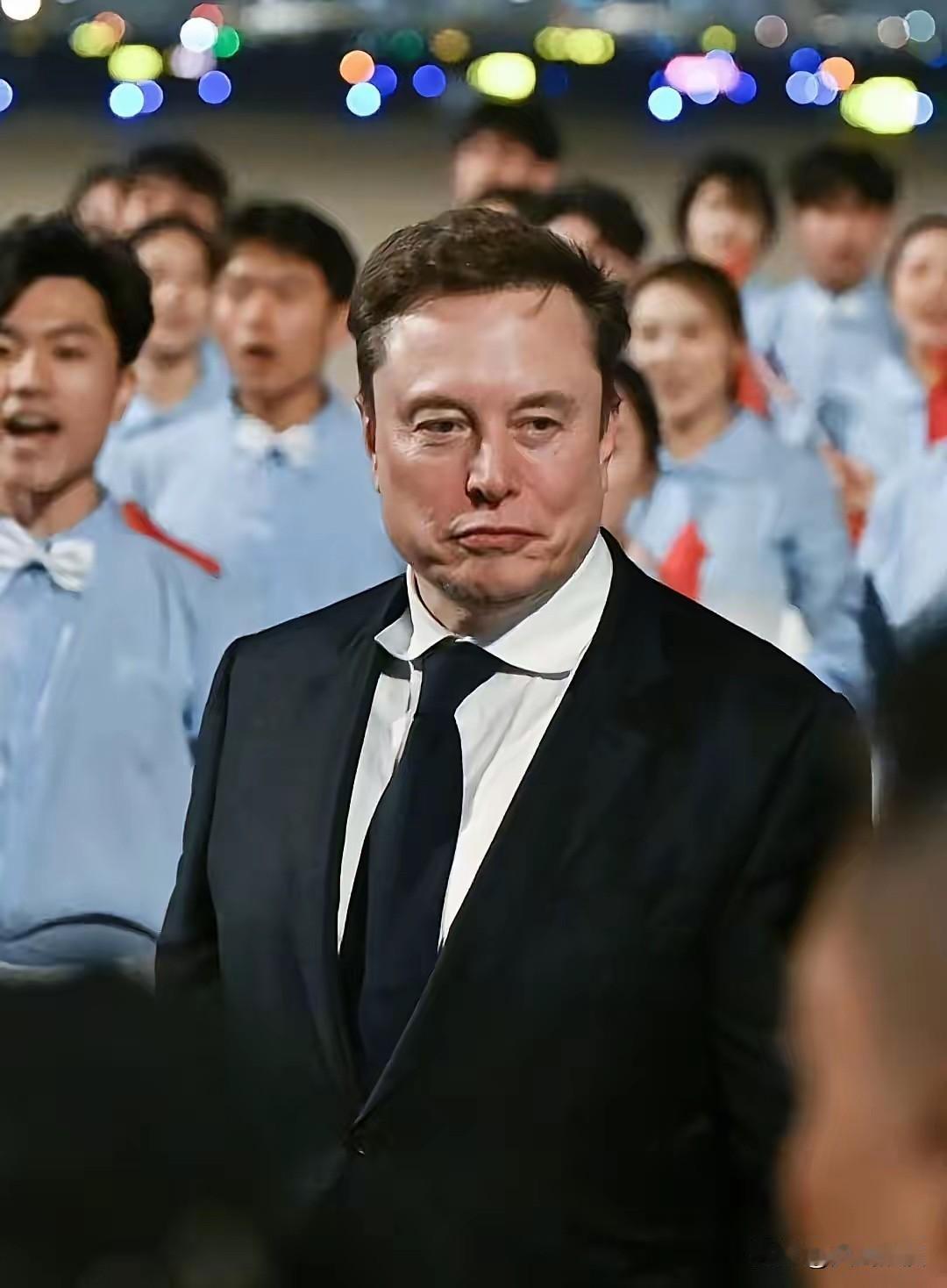 看到马斯克在欢迎仪式上那局促的样儿，我差点笑出声。

马斯克身家几千亿，平时在网