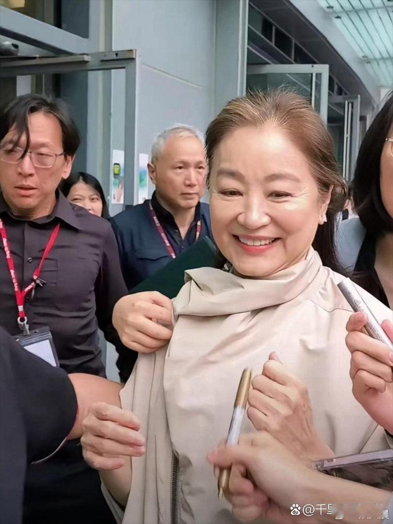 岁月从不留情，一代绝色美人林青霞，慢慢褪去芳华，已然是温柔慈祥的老奶奶模样。 