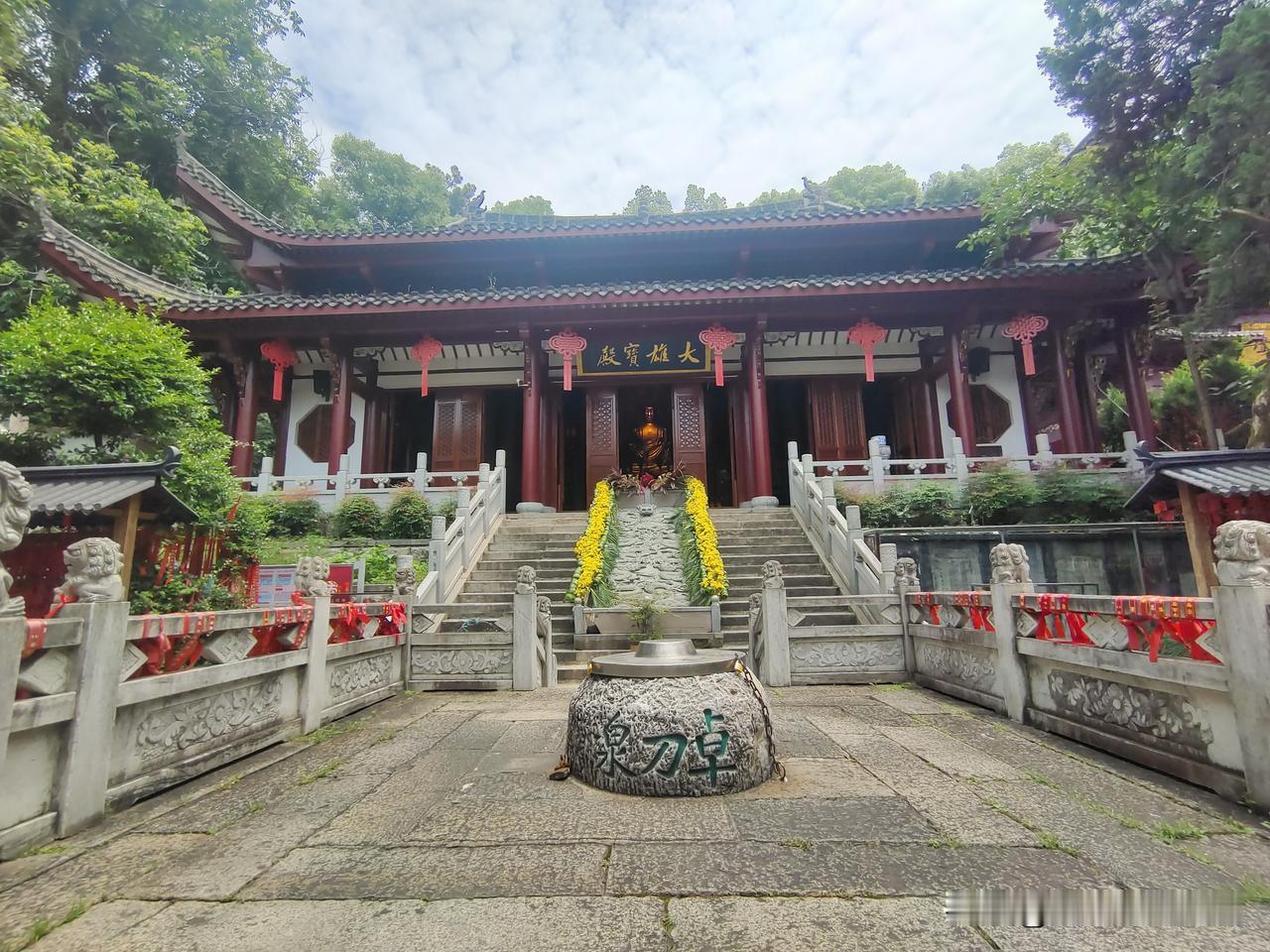 虎泉和卓刀泉是一眼泉（井）还是两眼泉（井）？[笑哭][笑哭][笑哭]有人说，虎泉
