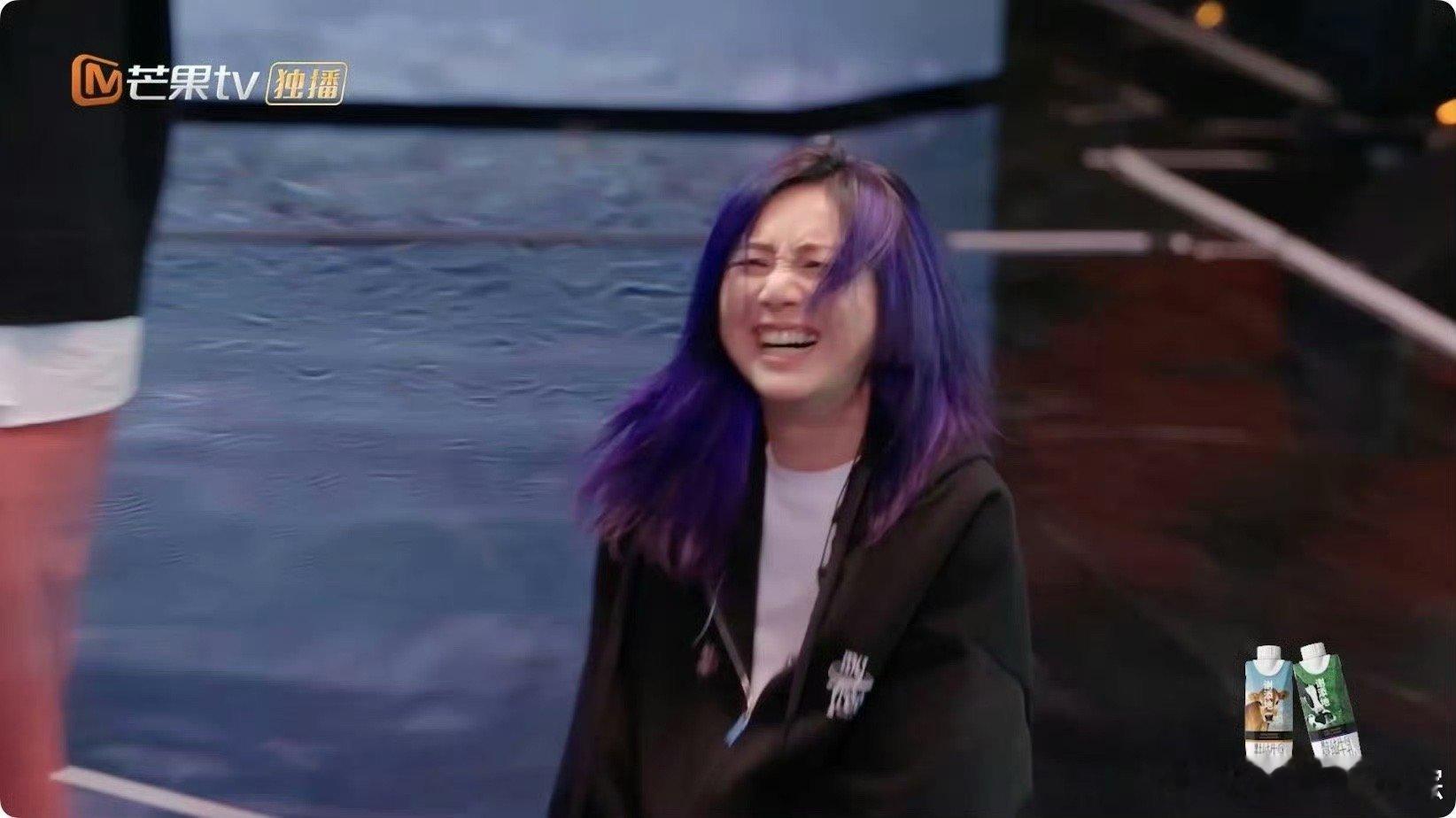 卫兰又记不住歌名了  卫兰：我不是在唱歌，就是在忘歌名的路上。杨千嬅演唱会的“少