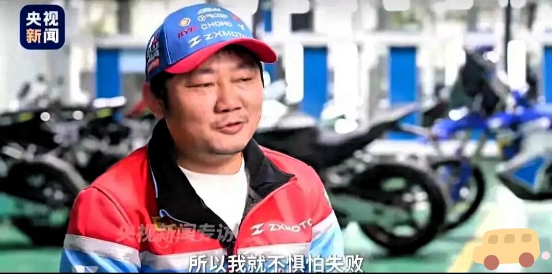 当年张雪攥着2万块钱，带着新媳妇直奔重庆。

放现在这点钱只够交几个月房租。
