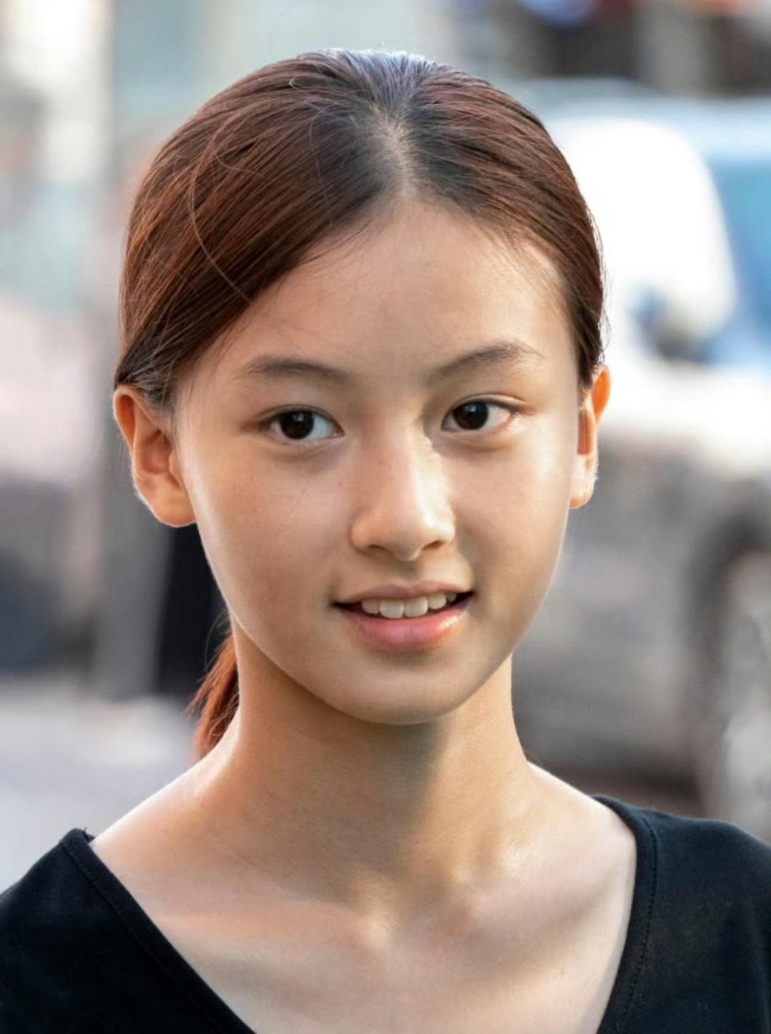 大家都不要羡慕素人七七了
我们都成为不了她
她年纪轻轻就能被选进娱乐圈不是没有原