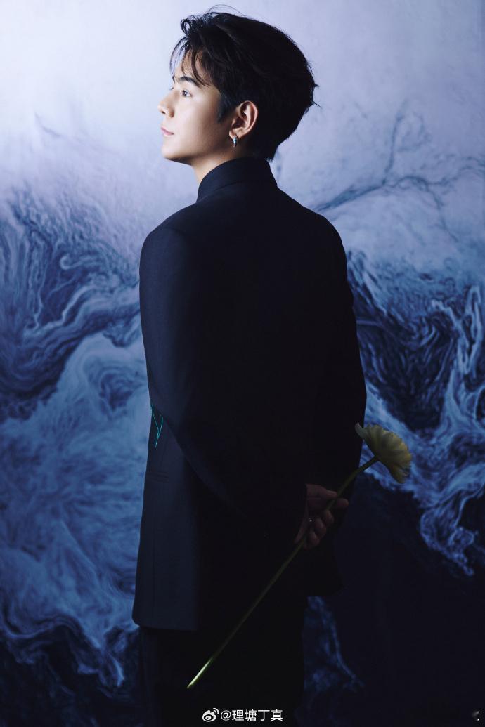 丁真卓依娜姆情侣拍照头像上新丁真卓依娜姆好配的两张脸 这么般配的两张脸，真的是让