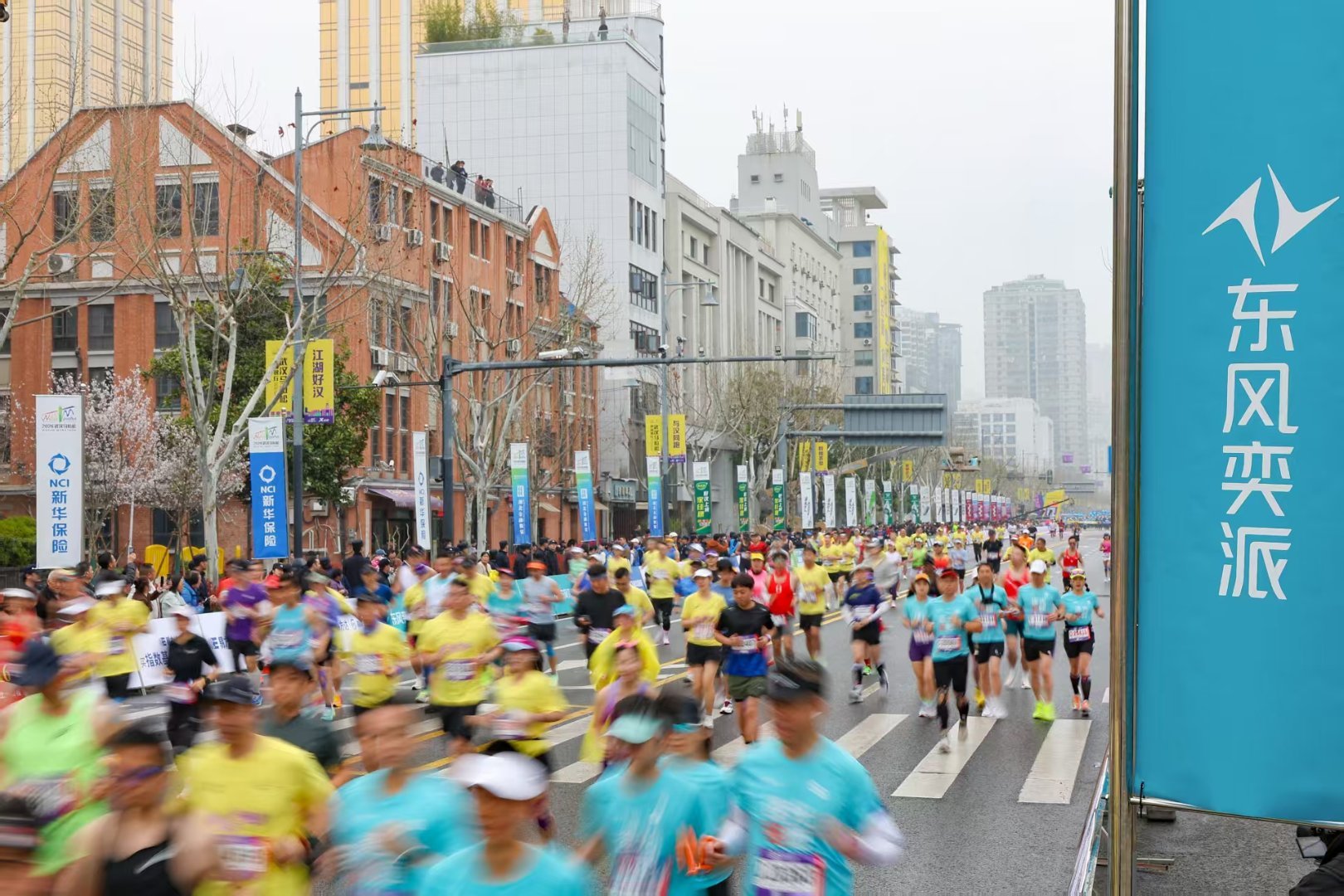 2026武汉马拉松东风奕派 全程护航领跑奕家人跑团热血出征，热爱奕路同行每一步都