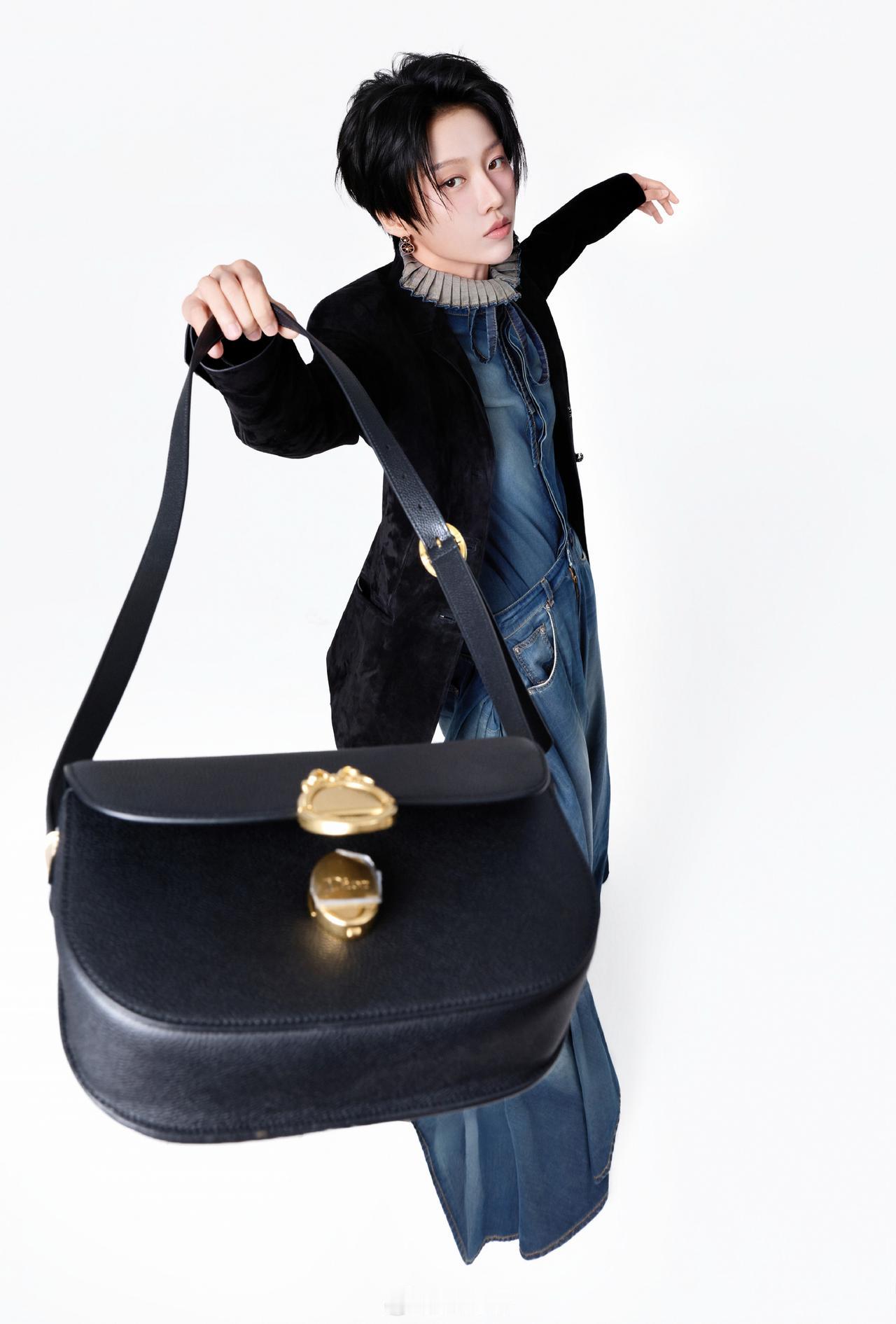 时尚穿搭指南：黑色皮包搭配牛仔背带裤，尽显潮流气息！