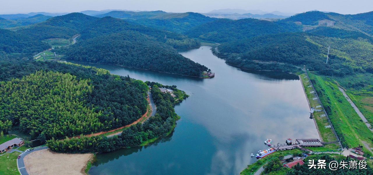 濮塘国家度假公园是安徽马鞍山国家4A级景区，位于马鞍山东郊，紧邻南京，有“城市绿