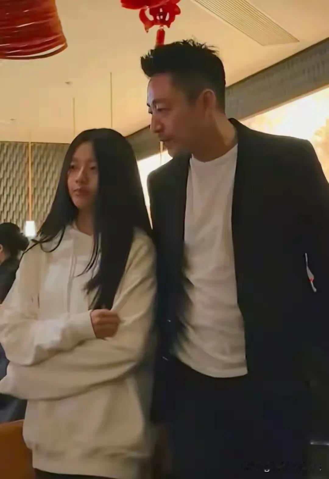 马筱梅生了，玥儿团宠地位改变了，以前不管是爷爷奶奶还是爸爸都很喜欢玥儿，如今玥儿