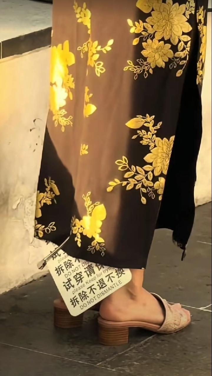 丢人丢大了!5月16日报道，上海，一女子穿着旗袍拍照，本来没什么，但有人发现，旗