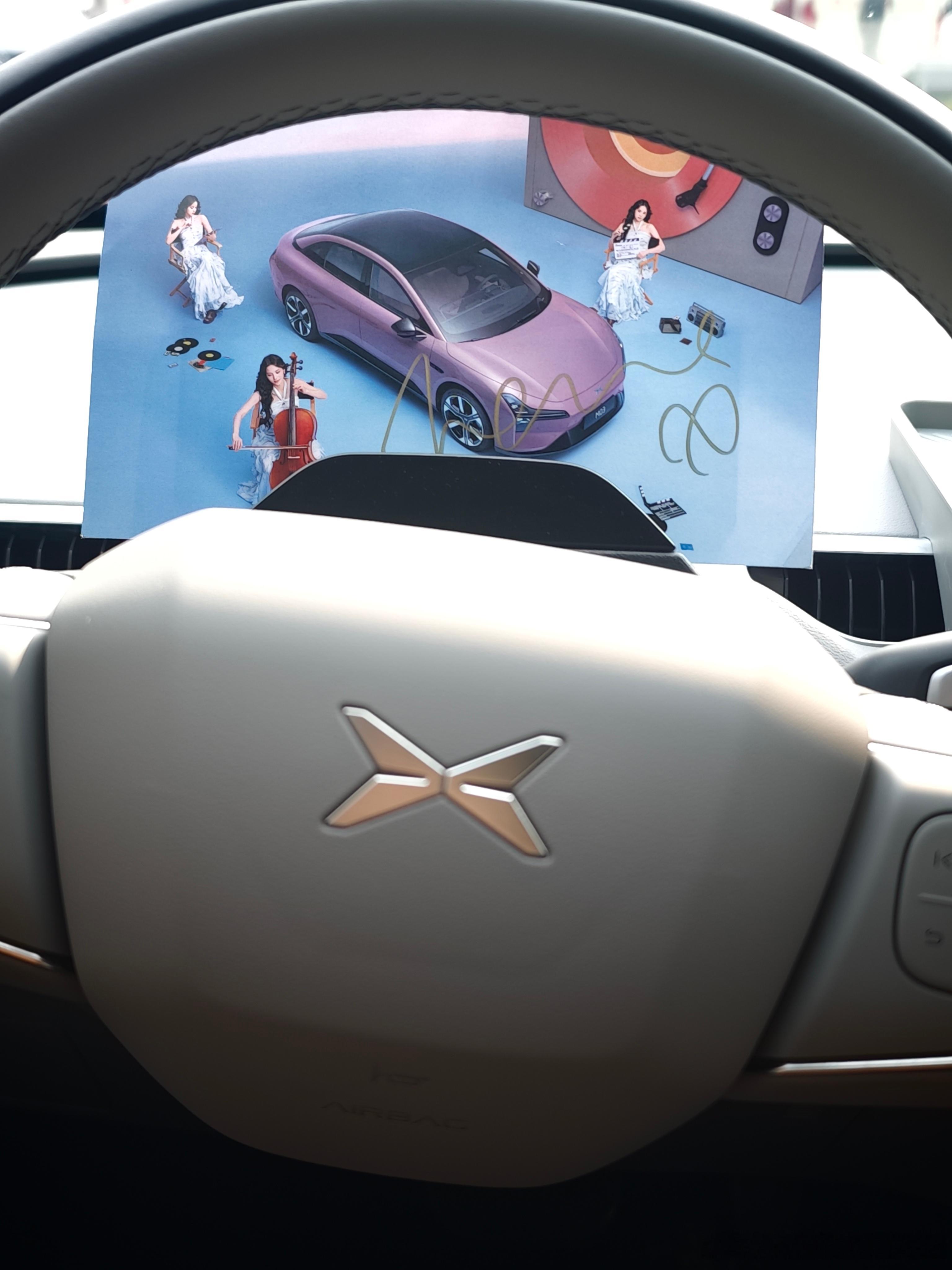 今早坐进小鹏mona 的时候有点恍惚，昨天小鹏gx 发布会见了很多朋友，也没注意