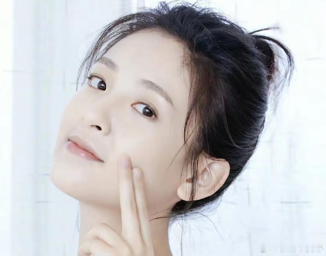 #吴倩回应眼里没光了#吴倩在接受采访时，面对外界对她眼里没有光亮的评价，她笑着回