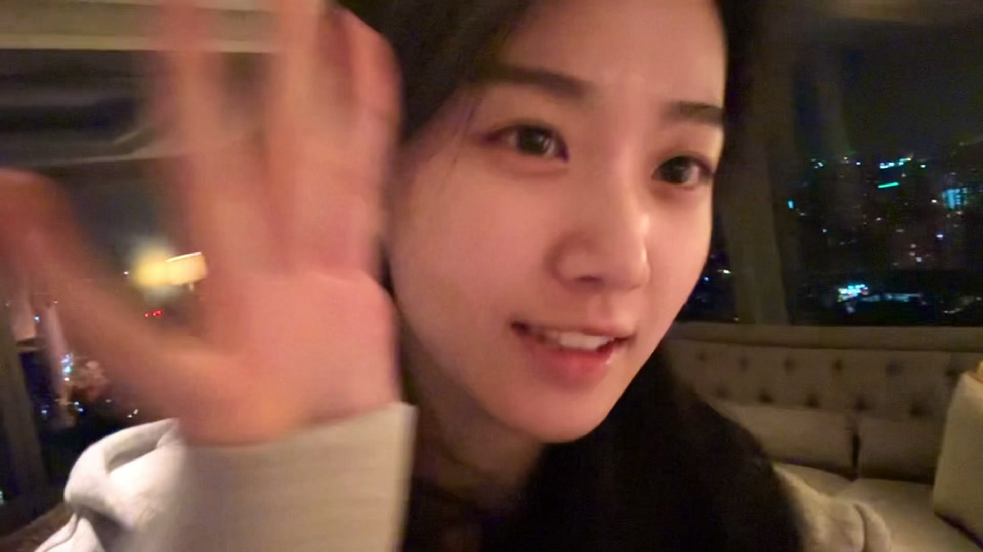 素净一张脸 收敛了眉眼卢昱晓
