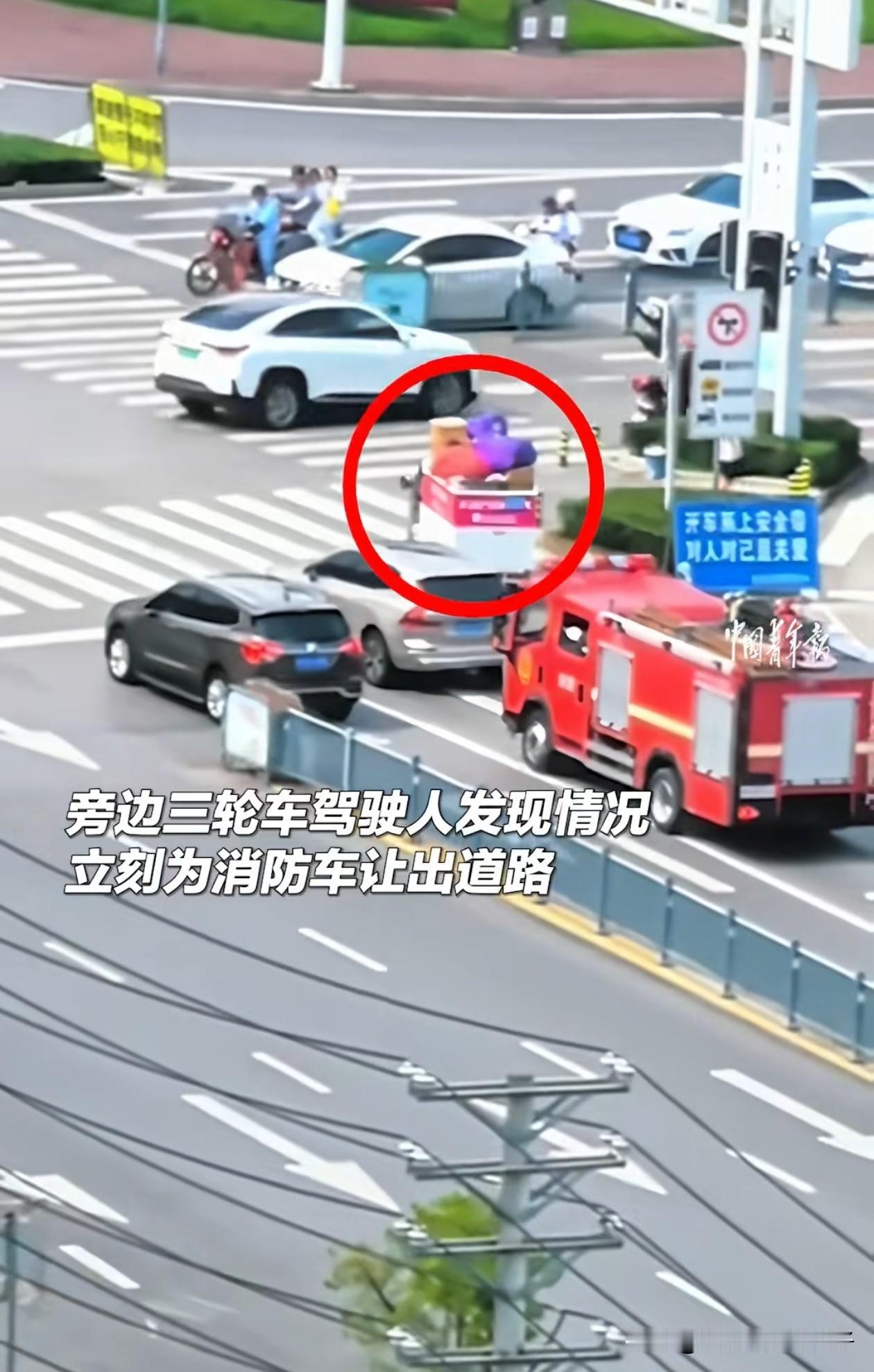 素质和贫富真没有关系！近日，两辆出任务的消防车，拉着警笛行驶到十字路口时正碰上红