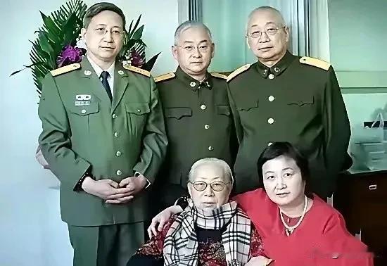 2008年，傅涯九十大寿时，照片里的她，满头白发，精神矍铄，坐在中间，四个成年子