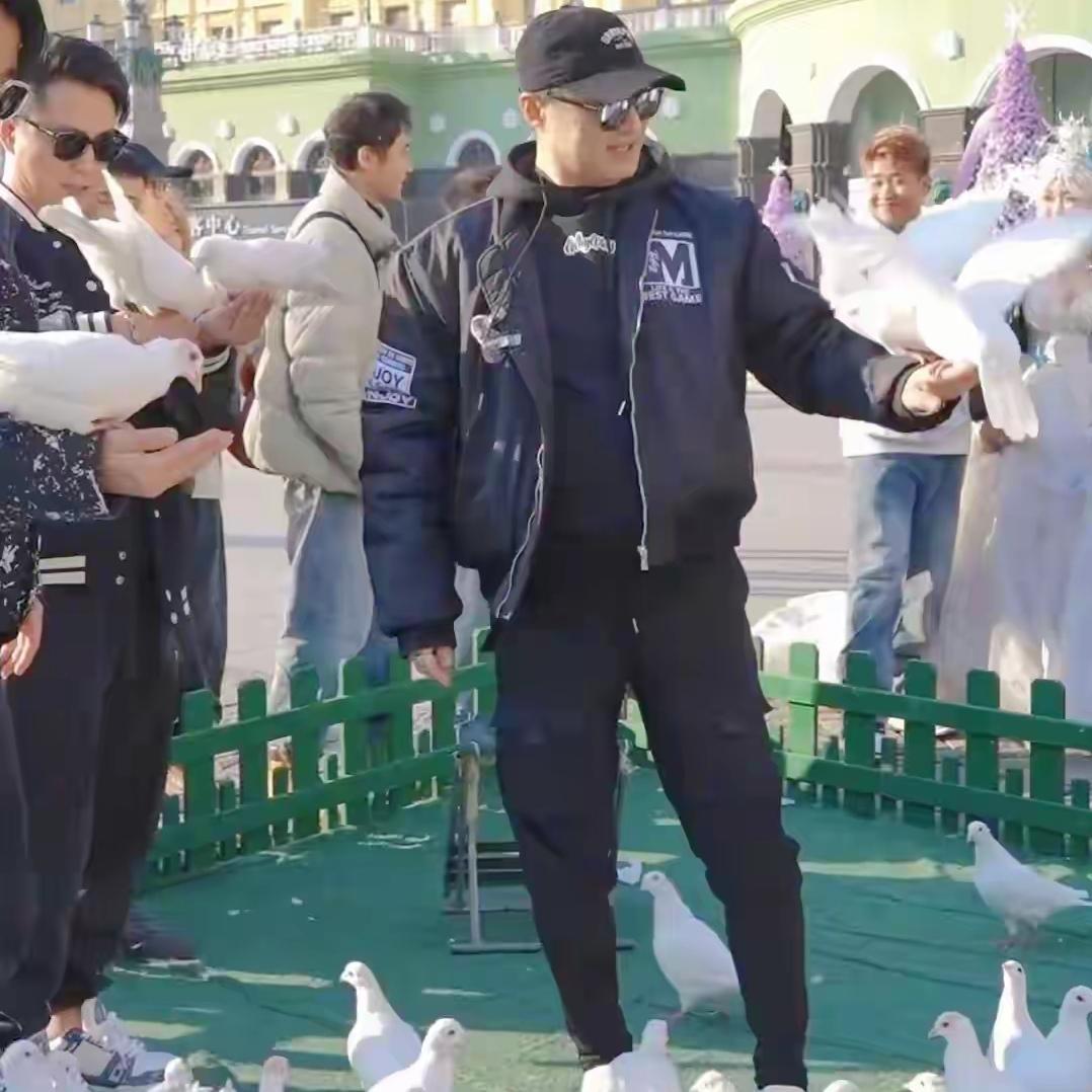 你能想象舞台上气场全开的摇滚巨星汪峰，在街头和鸽子打成一片吗？近日，54岁的汪峰
