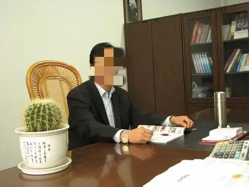 做“领导”很舒服吗? 
那可太舒服了！我有个同事担任局长一职，他有独立的办公室，