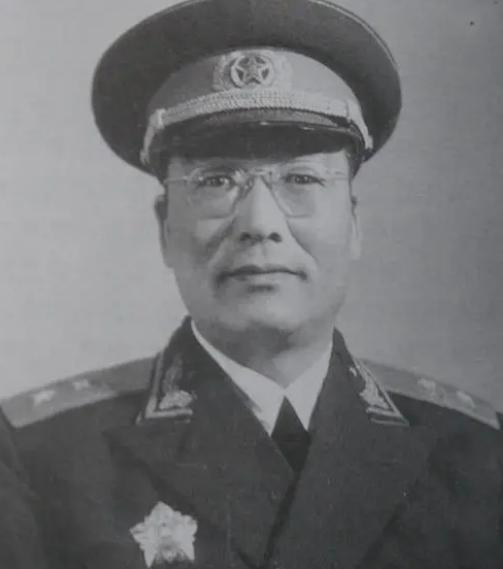他曾火线营救老蒋一次，授衔前，周恩来问他：你要上将还是中将？
“1946年2月的
