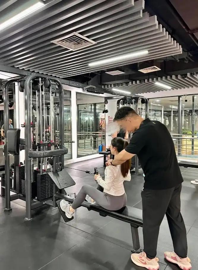 佛山女子健身房洗澡遇偷窥，从鞋子认出是健身教练，网友：太恶心

广东佛山的李女士