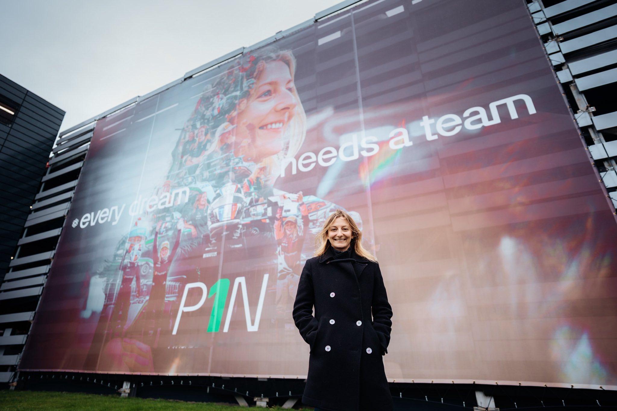 梅赛德斯车队在其布拉克利总部矗立起大型广告牌，庆祝旗下车手多瑞安·平赢得2025