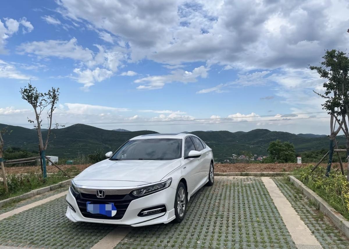 2018年年底我的发小入手这台十代雅阁混动，当年十代雅阁刚上市热度拉满，中配锐领