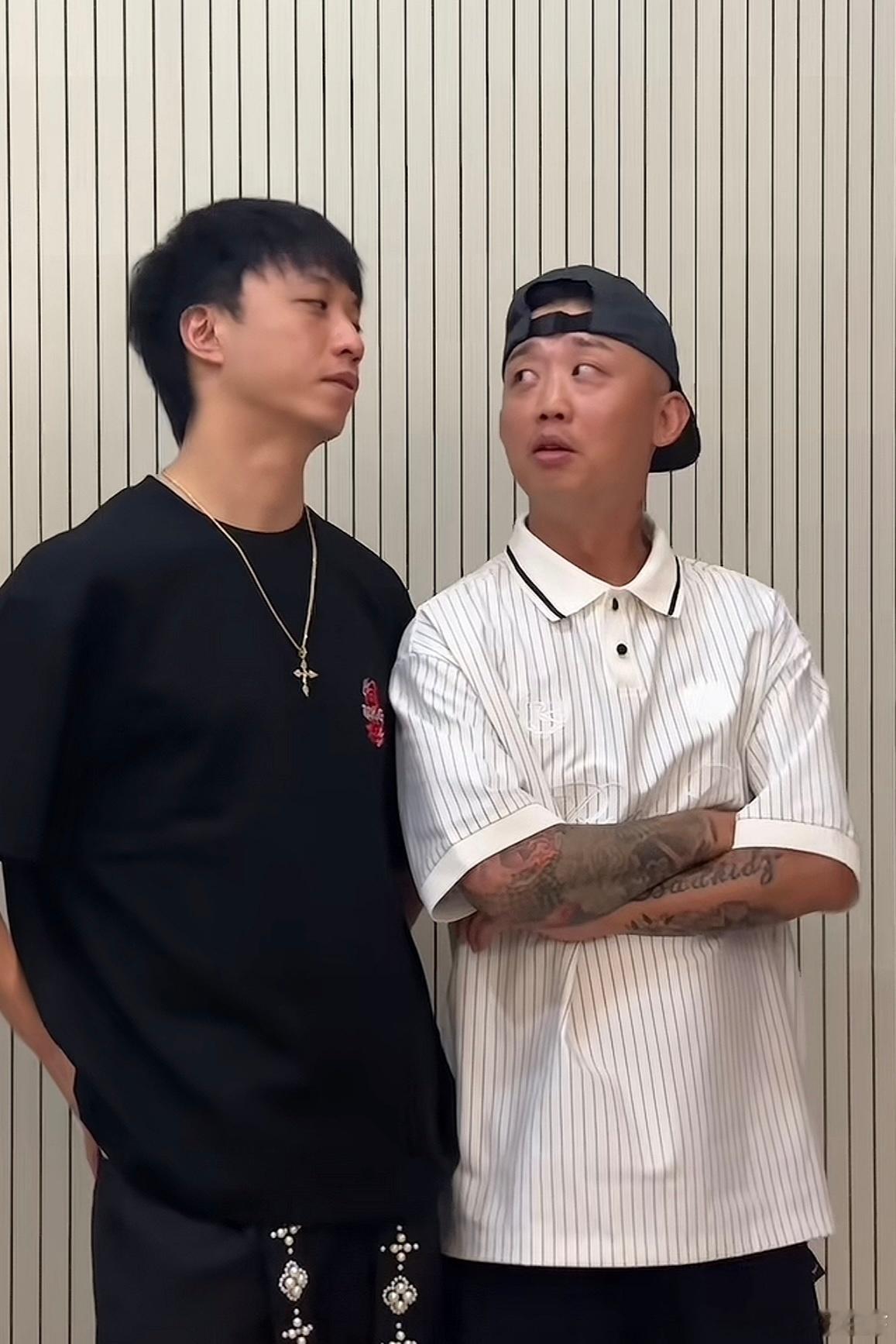听说GAI演唱会上不给王齐铭话筒 哈哈哈 可能怕说出什么大逆不道的话吧 毕竟让黑