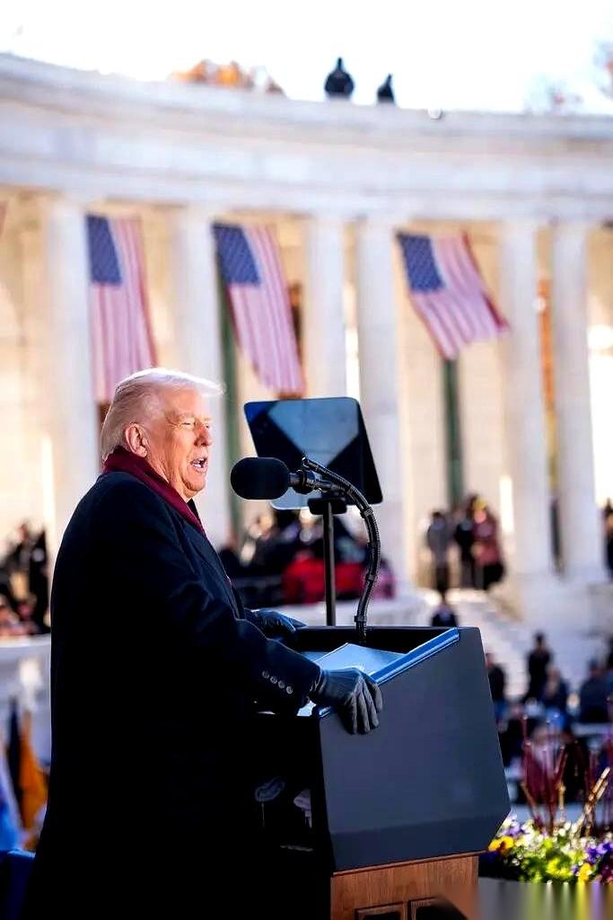 家人们，我三观有点震碎了。
一个国家，政府都停摆42天了，结果那帮本该解决问题的