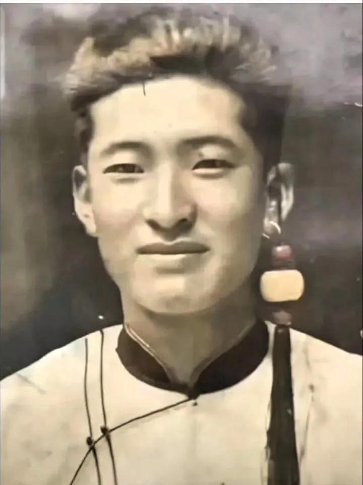 罗洪木呷1926年生于今四川省凉山彝族自治州两河口镇。其父罗阿牛（1887-19