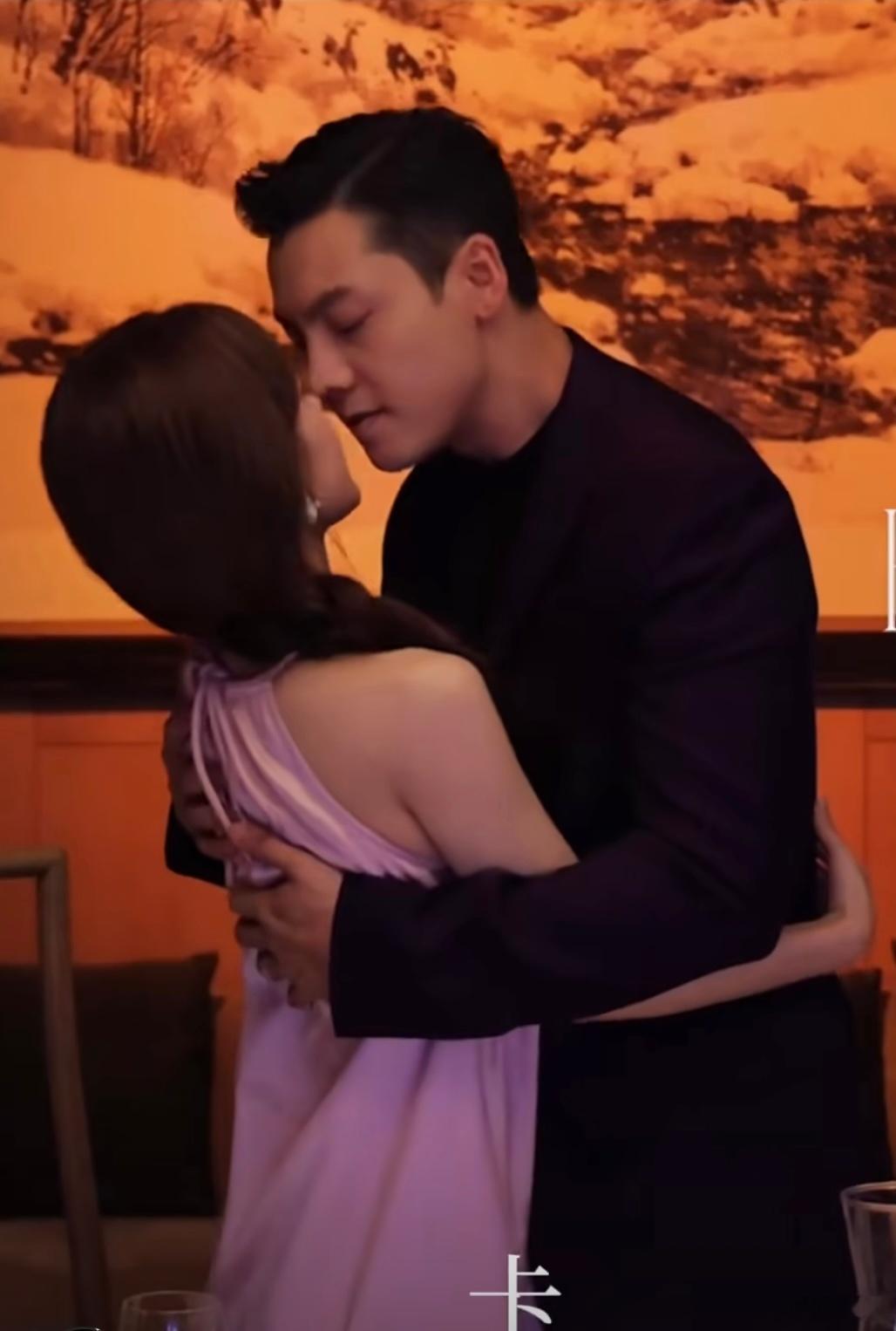 陈伟霆赵露思拍完kiss戏后对围观的工作人员说你们也亲一个哈哈哈哈，许我耀眼剧组