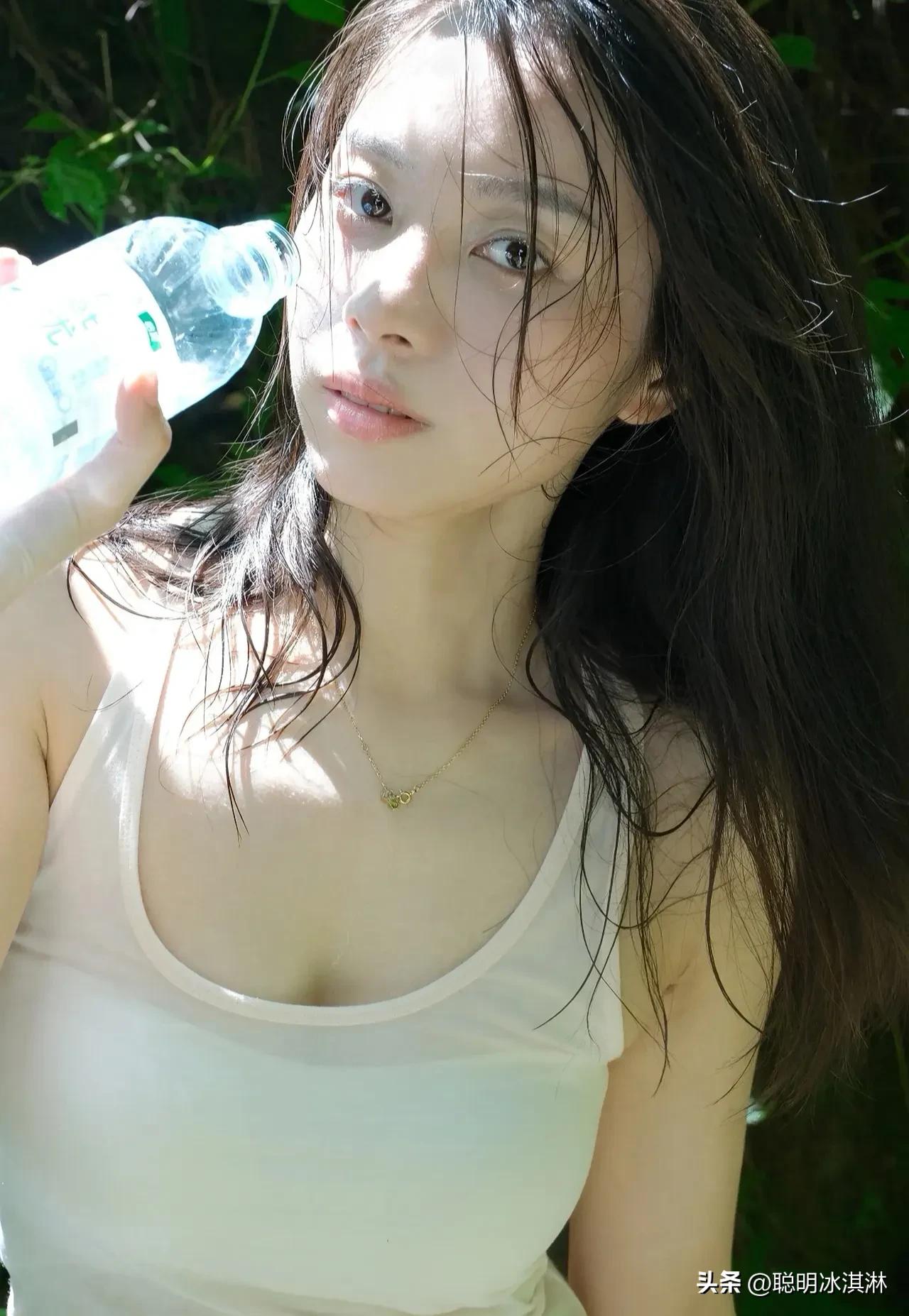 漫步绿茵，阳光轻吻发梢，  
耳机里的旋律与鸟鸣共舞。   
独享城市里的静谧角
