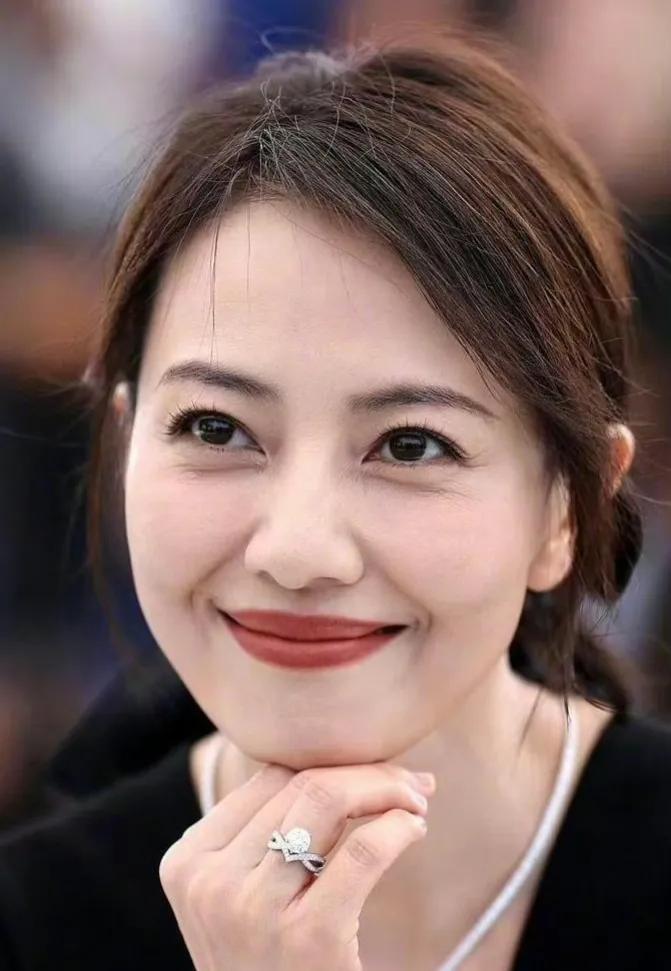 46岁的高圆圆终于可以做自己了：我也不需要社交，除了工作就回家，每天看女儿，表达