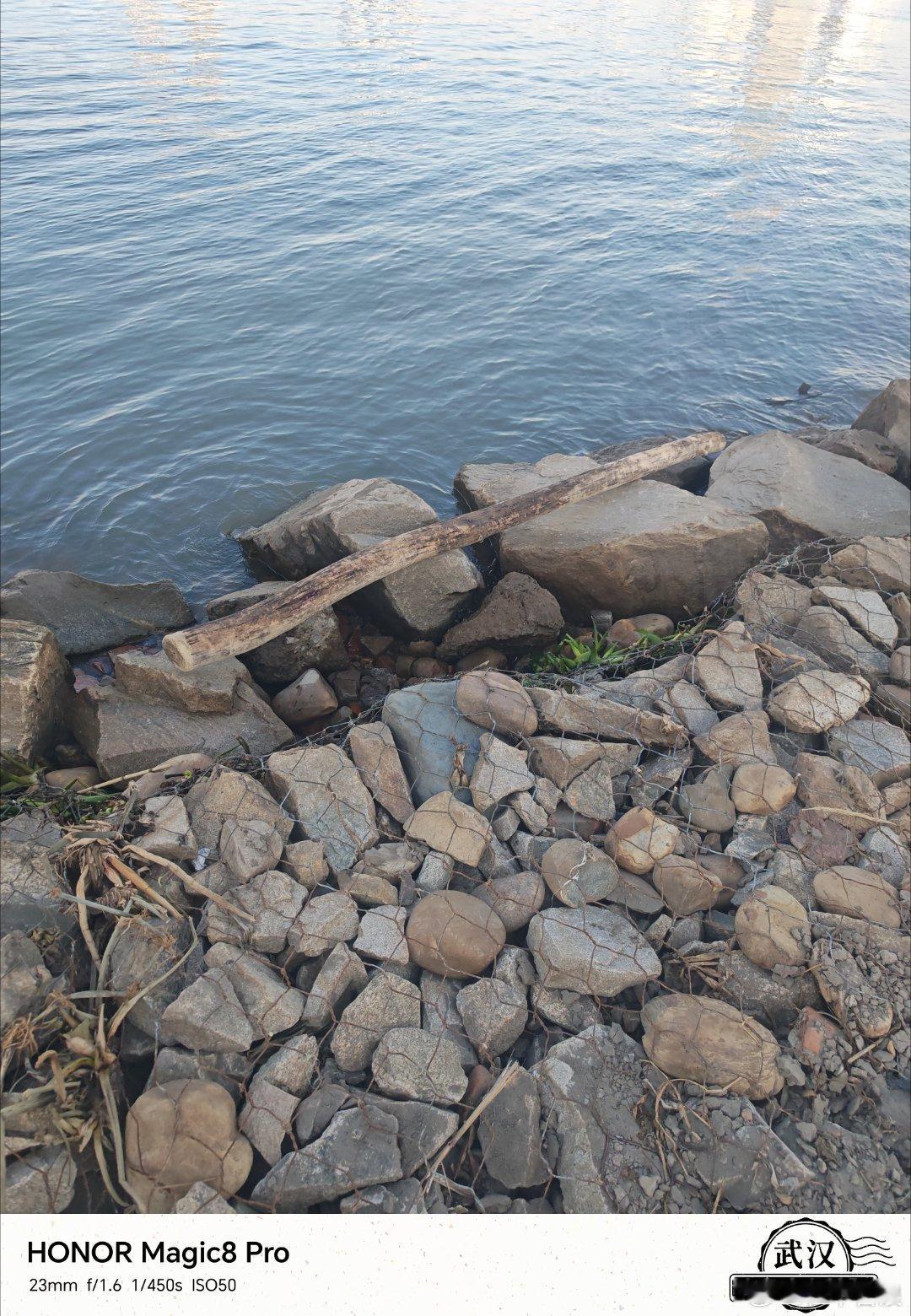 当年王保保被明军追到黄河边，靠一个根木头，渡过黄河，往返多次还把家人战马都渡过去