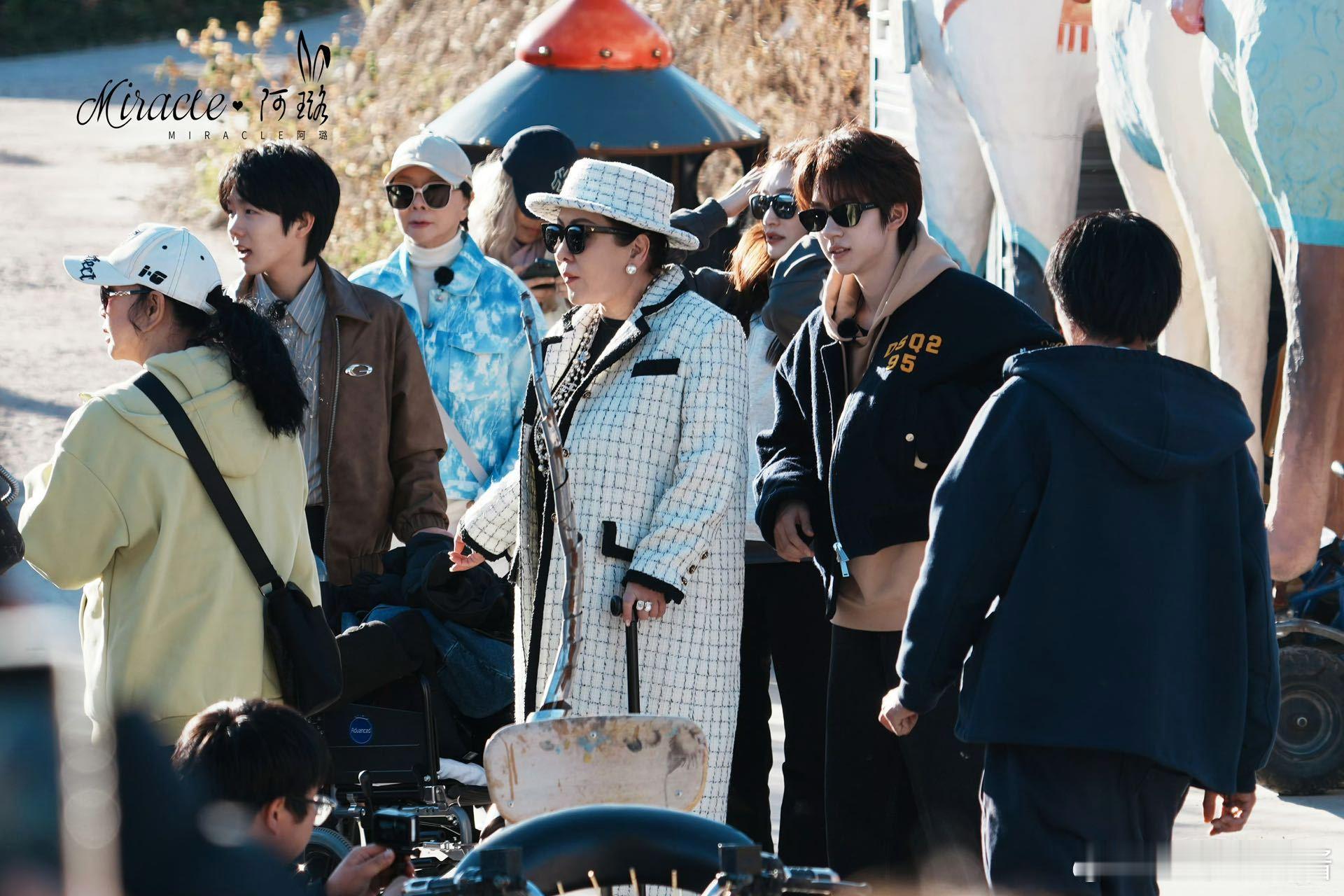 一路繁花花路启程概念海报  今日官宣开启！节目聚焦跨龄旅行，姐姐们叱咤各领域，繁