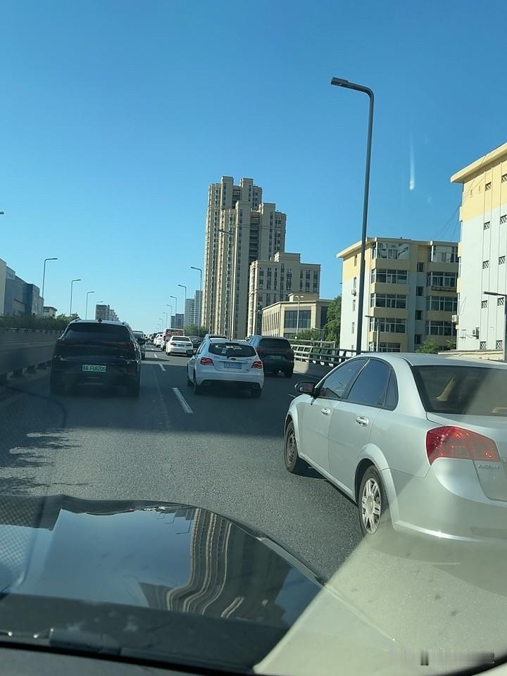 现在的建设南北路都成了空中停车场了。
车辆简直太多了。看来这路还是太窄了，应该修