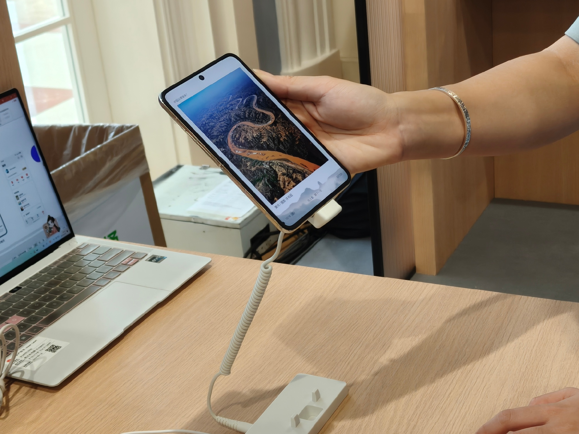 去年3月 华为Pura X 开创了阔折叠赛道，今年，会有更多家参与进来，包括苹果