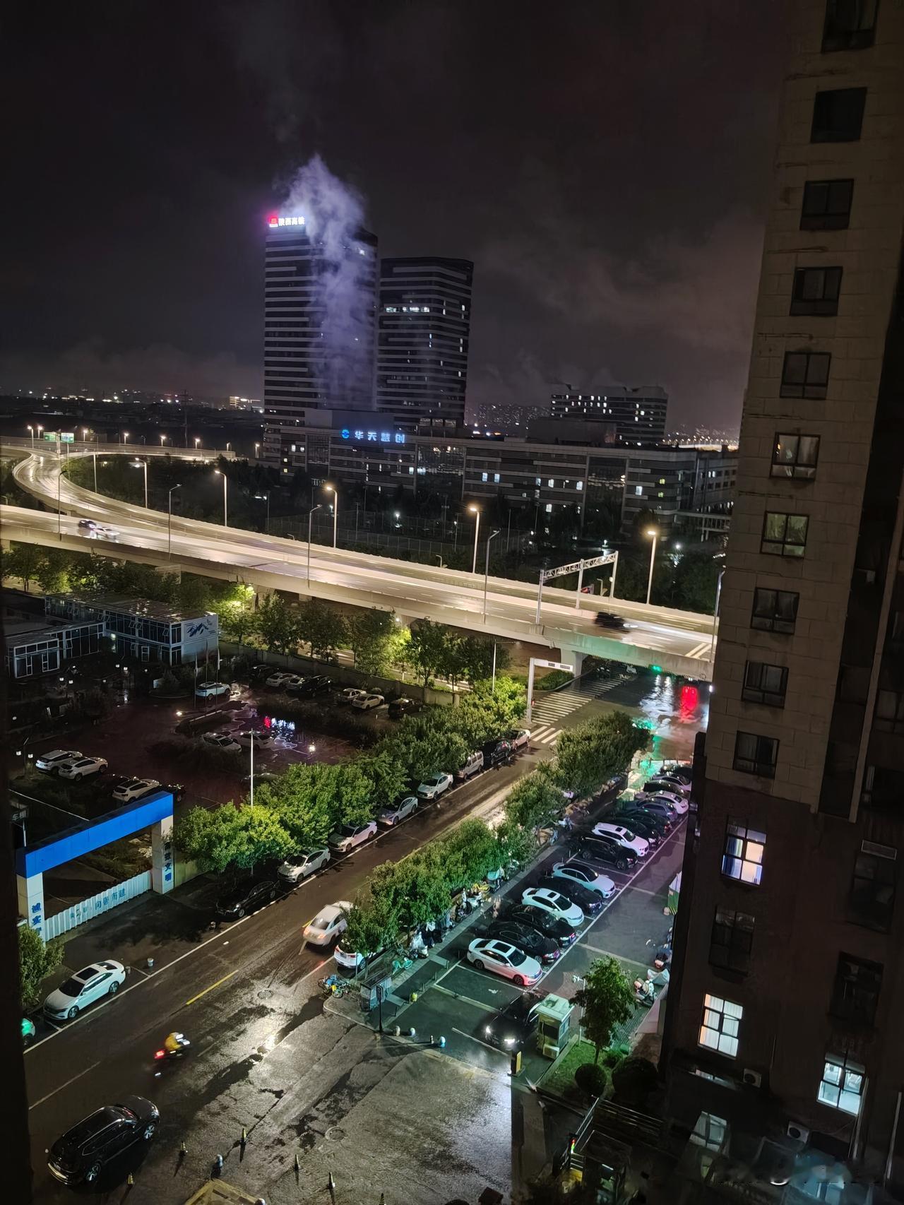 西安一场秋雨浇灭了火热的秋天，第一感觉到了凉爽的秋意，楼下每天晚上红红火火的烧烤