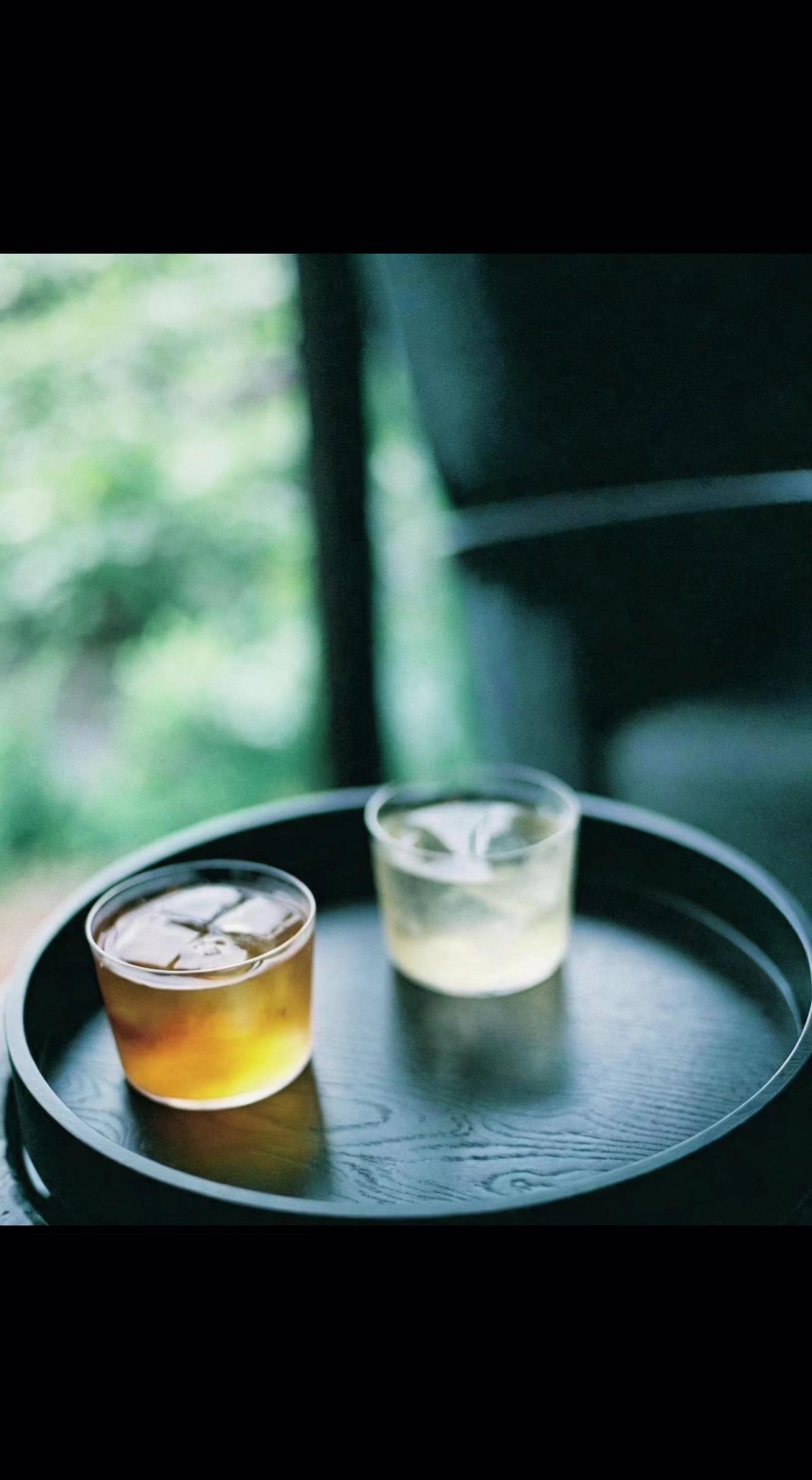 🍹两杯光影在托盘上跳圆舞曲～
琥珀色是黄昏的吻痕，透明是清晨的哈欠☁️
偷得浮