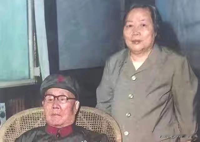 这是刘伯承元帅与夫人汪荣华的合影。​刘伯承是中华人民共和国十大元帅之一，被誉为“