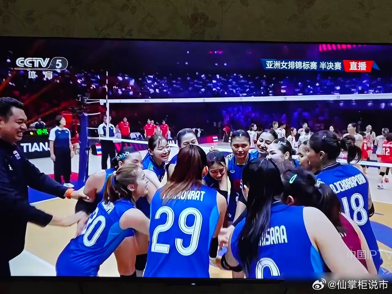 女排亚锦赛终于迎来一场好看的比赛而且爆冷，实力稳定的日本女排，被泰国狂踩，甚至没