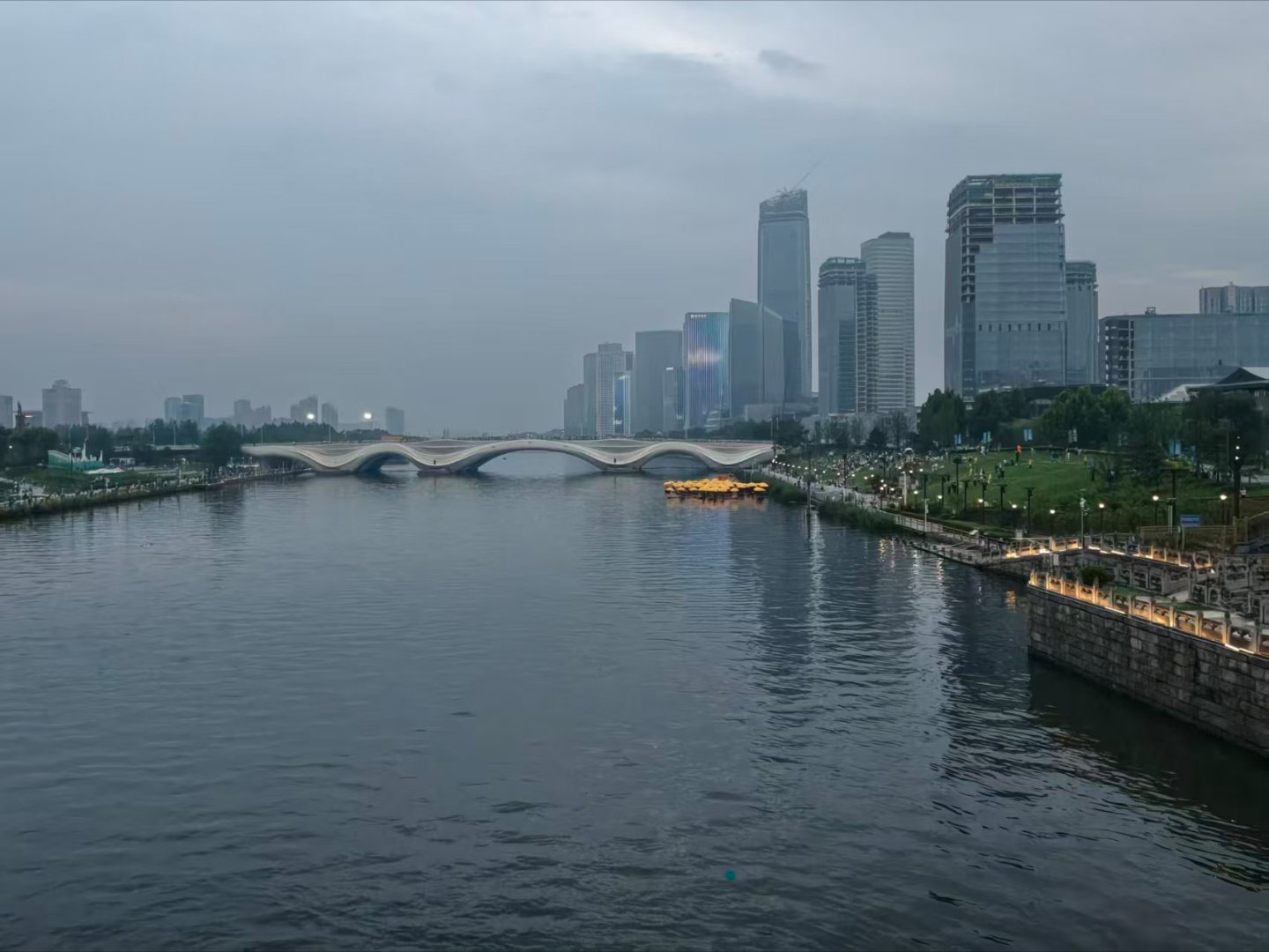 桂林阳朔金龙巡游首次登陆大运河北首，南北文脉在城市副中心相遇交融。天气好给力，雨