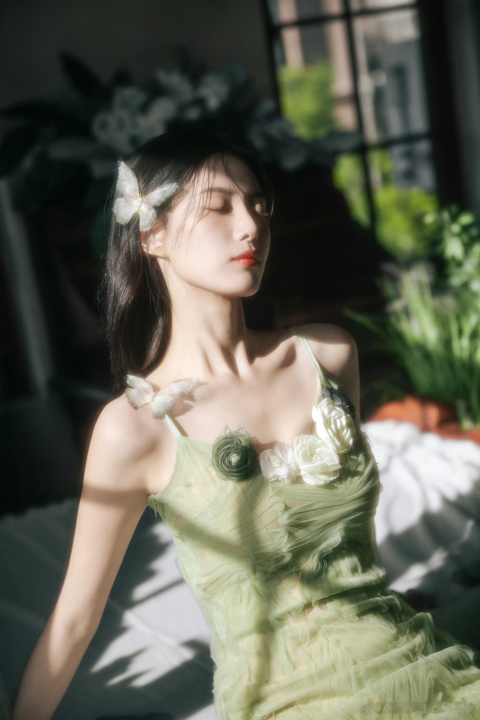 #徐艺洋晒照庆生#挺漂亮一美女，眼光也不错，黄子韬除了有一些不好，起码有钱还年轻