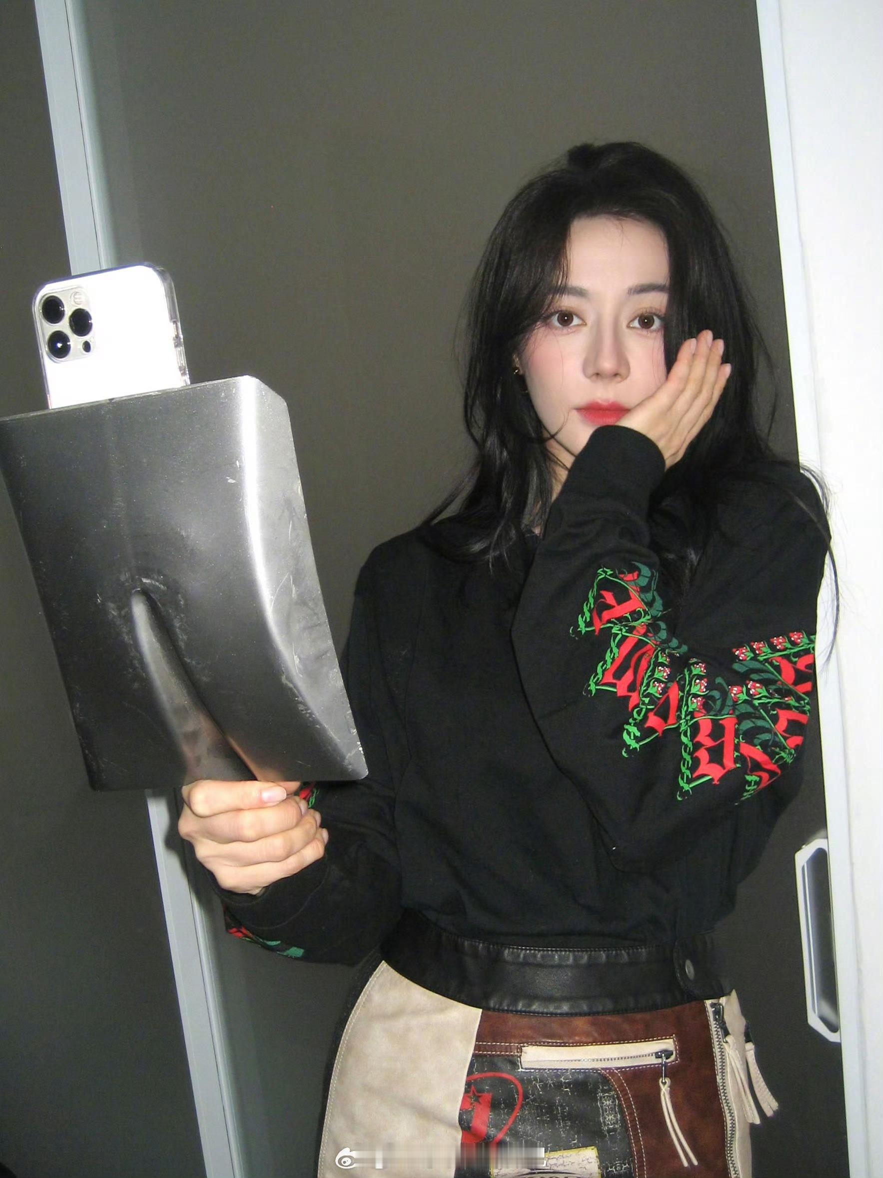 谁给迪丽热巴买的手机壳美女也搞抽象水晶拖鞋手机壳和钢铲手机壳题外话，看型号，热巴