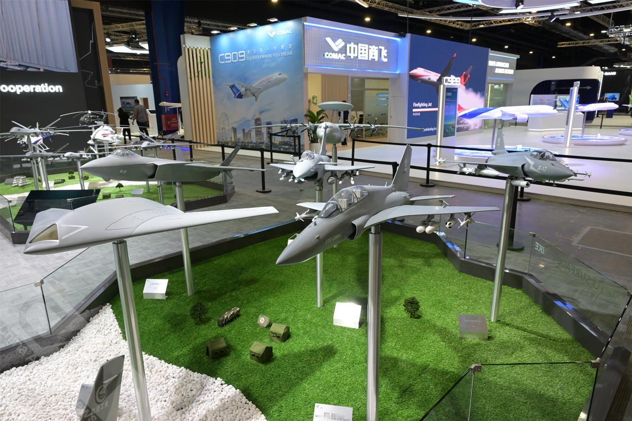 2月3日，第十届新加坡航展开幕，歼20、歼10CE、“枭龙”等“明星产品”亮相中