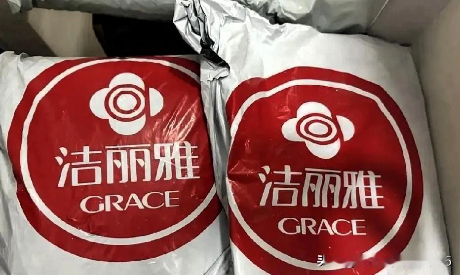洁丽雅这波舆论风波，网上看是热闹，落地到县城，就是真金白银的灾难。朋友仓库里压着